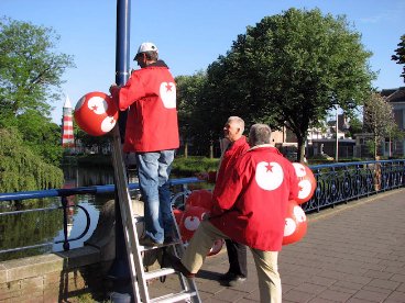 Paul Marijnissen, Peter Ligtvoet en René Vos versieren de route